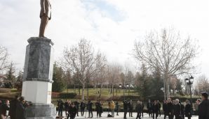 Prezident Ankarada Ulu Öndər Heydər Əliyevin abidəsini ziyarət etdi -     FOTO - YENİLƏNDİ — foto 1