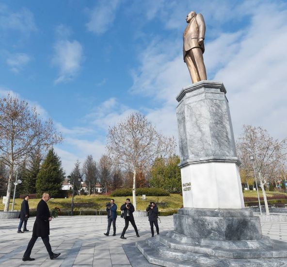 Prezident Ankarada Ulu Öndər Heydər Əliyevin abidəsini ziyarət etdi -     FOTO - YENİLƏNDİ