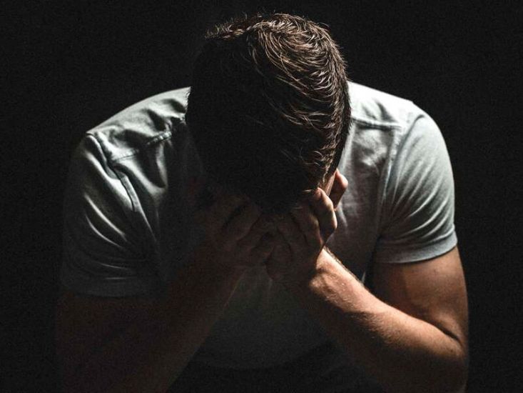 Azyaşlı qızını döyən ata qayınatasını xəstəxanalıq edib, əmisi isə...