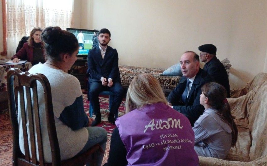 Dövlət Komitəsi atası tərəfindən fiziki zorakılığa məruz qalan azyaşlı ilə görüşüb