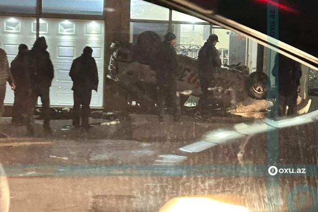 Bakıda taksi fəaliyyəti ilə məşğul olan “Prius” aşdı -     VİDEO