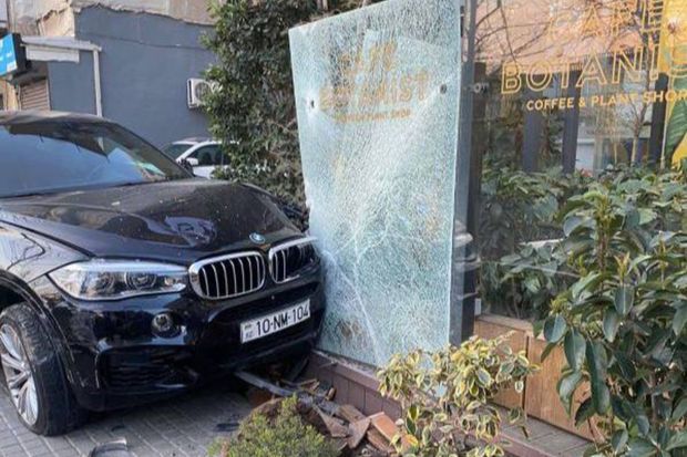 “Prius” sürücüsü qəfil manevr etdi, BMW restorana çırpıldı -     VİDEO