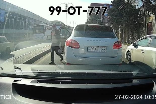 Qəza şəraiti yaradan “Porsche” sürücüsü qoçuluq edib yolu kəsdi -       VİDEO