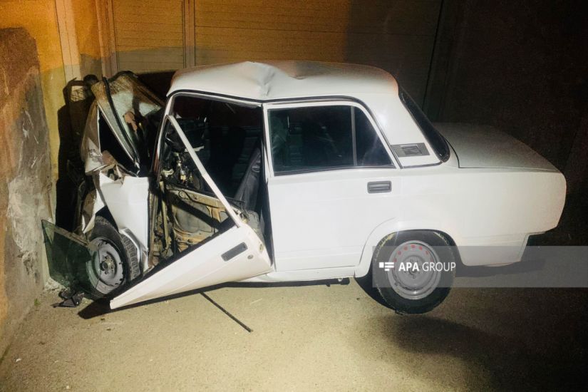 Bakıda avtomobil MSK-nın divarına çırpıldı