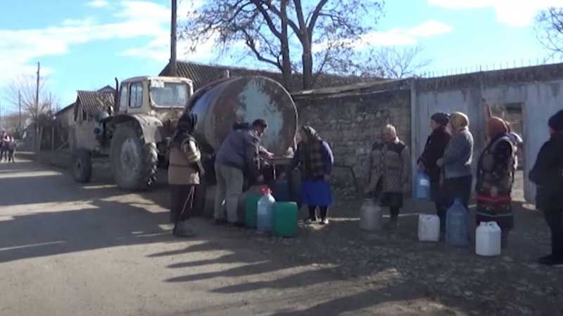 Azərbaycanın bu kəndində sakinlərə gündə bir dəfə 30-40 litr su verilir  -   VİDEO