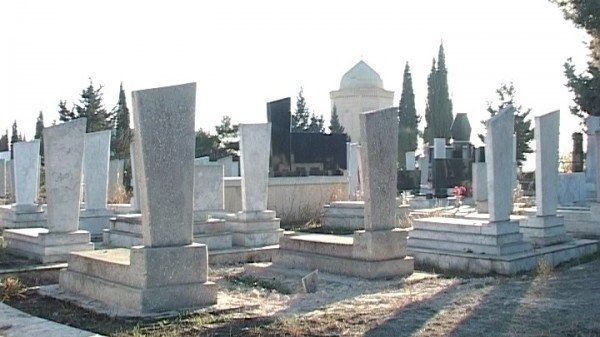 Bakıda məzardan 110 manatlıq çələng oğurladı, cəzasını aldı
