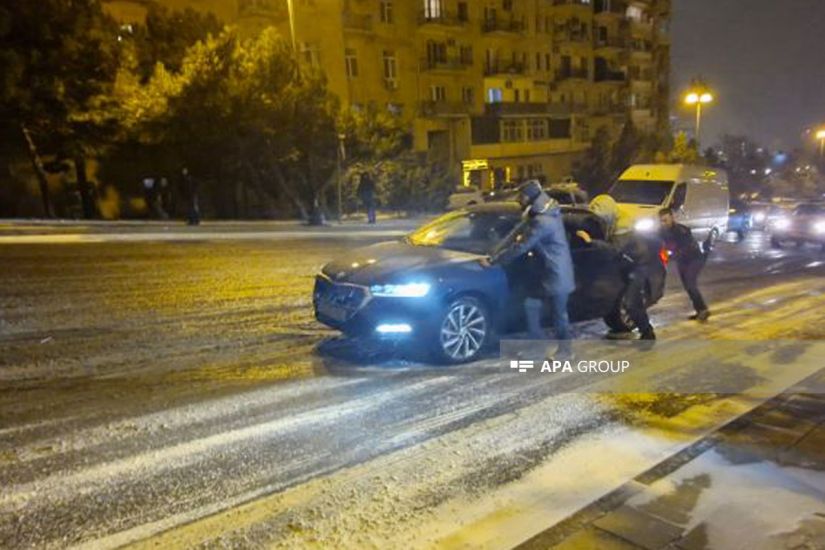 Bakıda qar avtomobillərin hərəkətinə çətinlik yaradıb -     FOTO