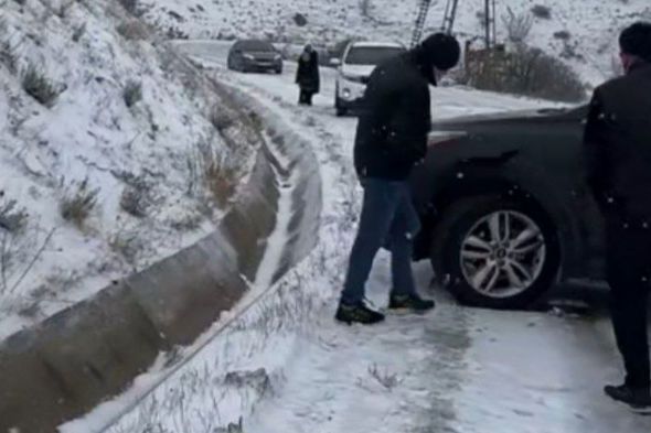Azərbaycanda bu yol buz bağladı