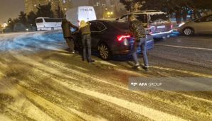 Bakıda qar avtomobillərin hərəkətinə çətinlik yaradıb -     FOTO — foto 3
