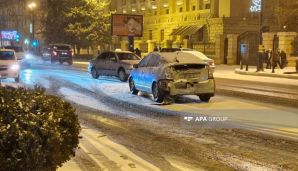Bakıda qar avtomobillərin hərəkətinə çətinlik yaradıb -     FOTO — foto 1