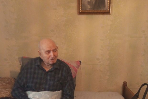 97 yaşlı yazıçı: “Məktubu üzümə çırpdı, ardınca bir şillə vurdu mənə”