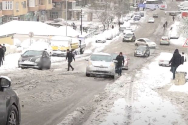 Yasamalda buz bağlayan yollar sakinlərə çətinlik yaşadıb -       Video