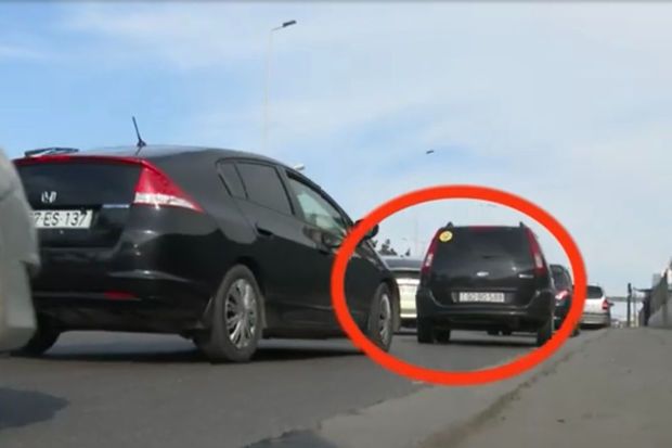 Bakıda avtomobil bir neçə gün yolun hərəkət hissəsində qalıb -       VİDEO