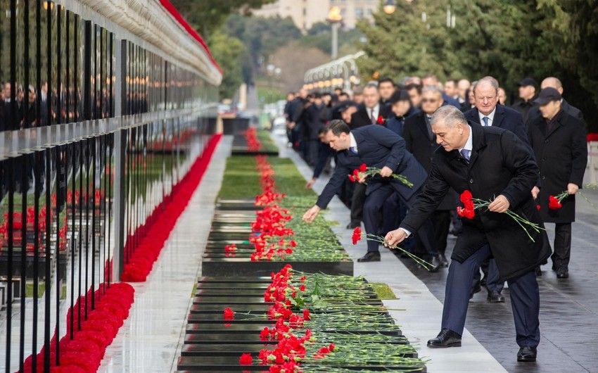 DTX-nin əməkdaşları Şəhidlər xiyabanını ziyarət ediblər -   FOTO