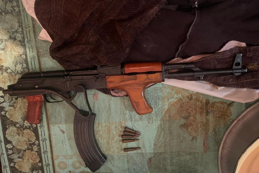Ağsuda yaşadığı evdə avtomat gizlədən və narkotiklərin qanunsuz dövriyyəsi ilə məşğul olan şəxslər saxlanılıblar