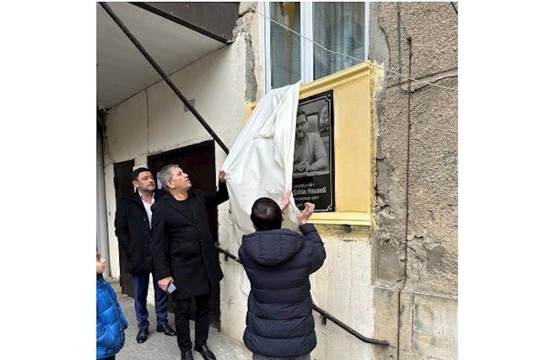 Hacı Şahin Həsənlinin yaşadığı binada barelyefinin açılışı olub