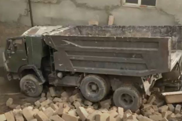 Bakıda “KamAZ” hündürlükdən evin həyətinə aşıb -     VİDEO