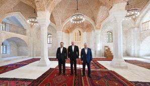 Azərbaycan, Özbəkistan və Qırğızıstan prezidentləri Şuşada birinci yaşayış kompleksində və Aşağı Gövhər Ağa məscidində olub, şəhəri gəziblər  -     YENİLƏNDİ — foto 2
