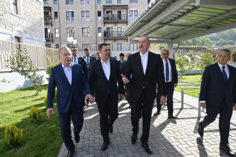 Azərbaycan, Özbəkistan və Qırğızıstan prezidentləri Şuşada birinci yaşayış kompleksində və Aşağı Gövhər Ağa məscidində olub, şəhəri gəziblər  -     YENİLƏNDİ