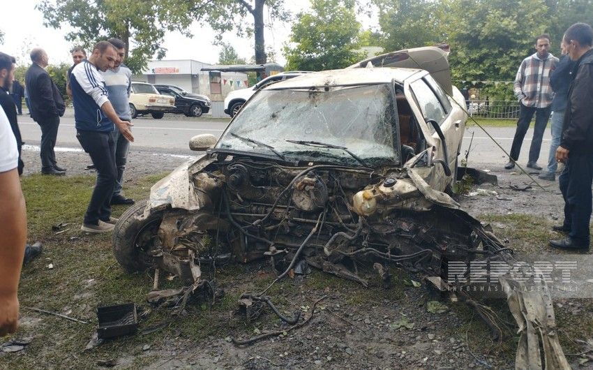 Oğuzda avtomobil ağaca dəyərək hissələrə bölündü, sürücü ağır xəsarət aldı