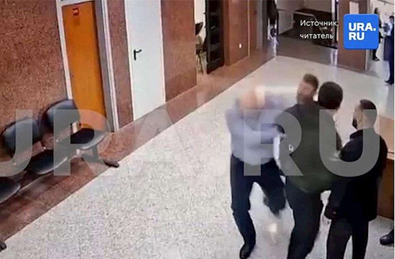Azərbaycanlı iş adamının oğlu Rusiyada məmuru döydü -     VİDEO