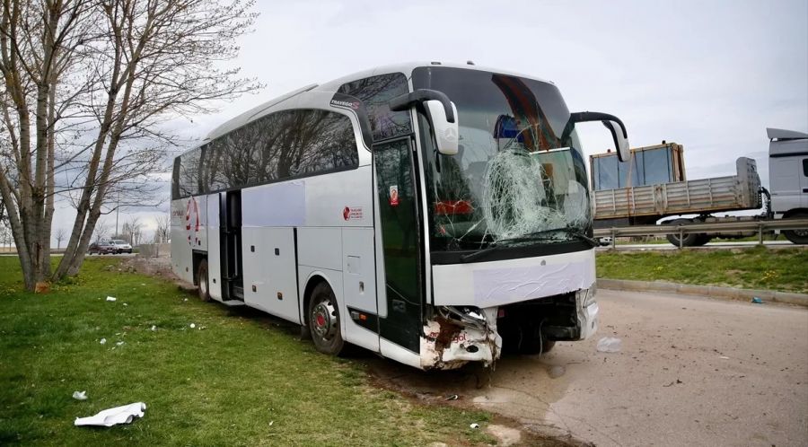 Azərbaycanda istirahət mərkəzinə gedən avtobus qəzaya düşdü, ölənlər və xeyli yaralı var