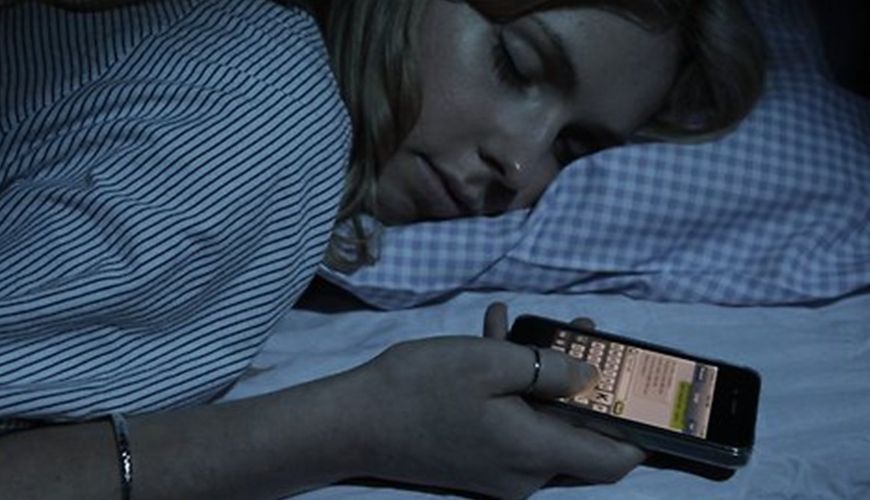 Yatmazdan öncə telefona baxmaq olarmı? -     Alimlərdən açıqlama