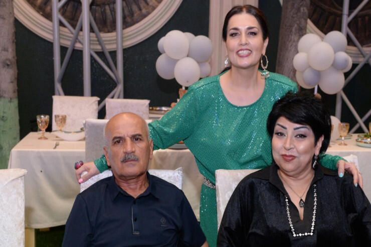Elza keçmiş əri və baldızı ilə