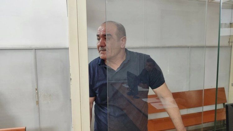 Arvadının boğazını kəsərək öldürən şəxsin oğlu: “Atama az cəza verin”