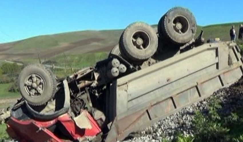 Qaradağda iki yük avtomobili toqquşub:     Xəsarət alan var