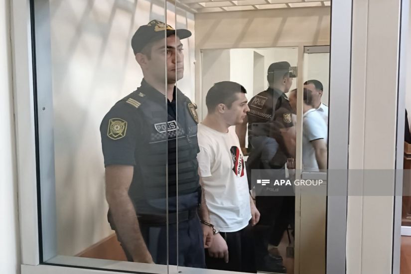 Ailəsinin beş üzvünü öldürməkdə təqsirləndirilən Əhməd Əhmədovun məhkəmədən    FOTOSU