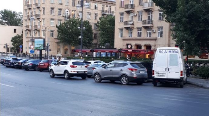 Bakıda məşhur restoranın qarşısında "bazar" açıblar:     İkinci cərgə və yolayrıcında PARKLANMA