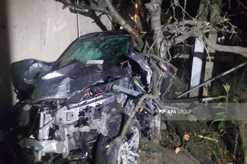 Toydan çıxan avtomobil qəzaya düşüb, ölən və yaralananlar var -   FOTO