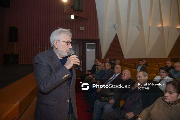 Kinorejissor əsəbiləşib konfrans zalını tərk etdi: “Səsvermə şəraiti bərabər deyil” -     VİDEO