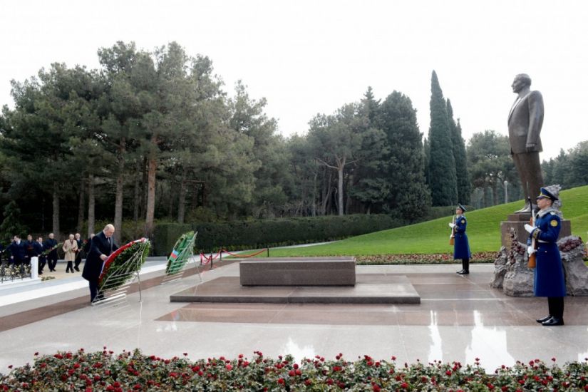Mixail Mişustin Ulu Öndər Heydər Əliyevin məzarını ziyarət edib
