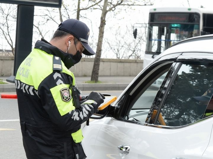 Polis "28 May" stansiyasının qarşısında maşın saxlayan sürücüləri cərimə edir -     80 AZN...