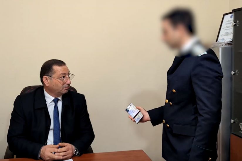 “Qaçqınkom”un sahə rəisi rüşvət alarkən tutulub -     Əməliyyat çəkilişi