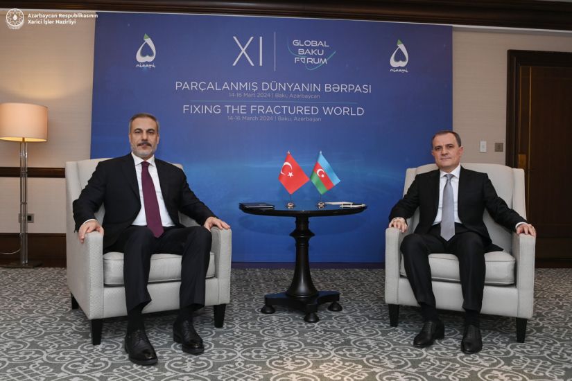 Ceyhun Bayramov Hakan Fidanla regional vəziyyəti müzakirə edib