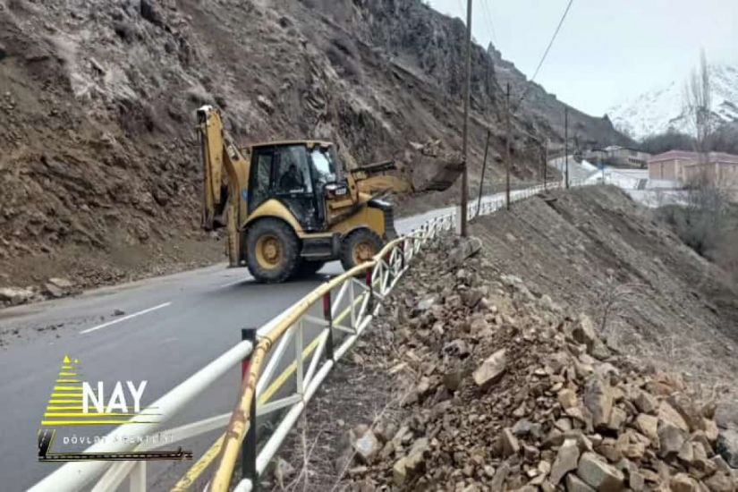 Ordubada güclü yağış səbəbindən dağlardan gələn torpaq avtomobil yolunu bağladı