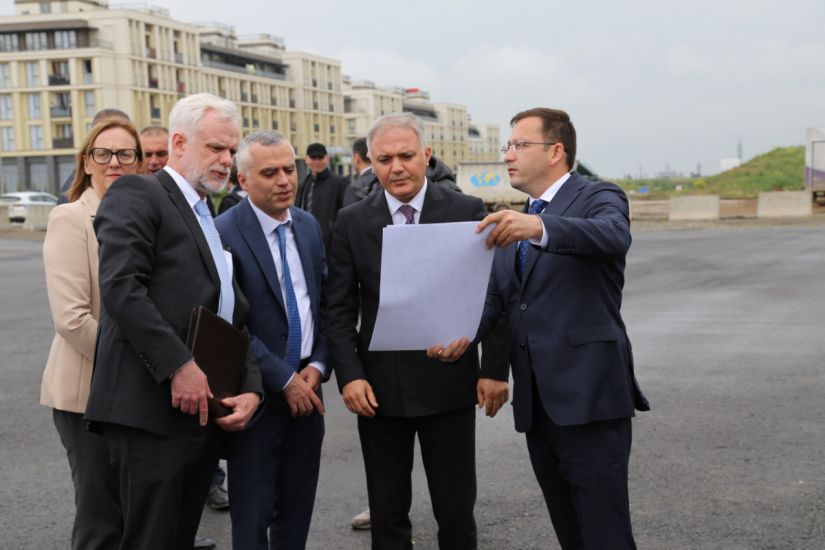Füzuliyə gedən ABŞ səfiri dağıntıların miqyasından təsirlənib