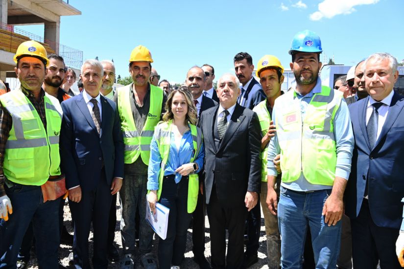 Əli Əsədov Kahramanmaraşda “Azərbaycan məhəlləsi”ndə aparılan tikinti işləri ilə tanış oldu