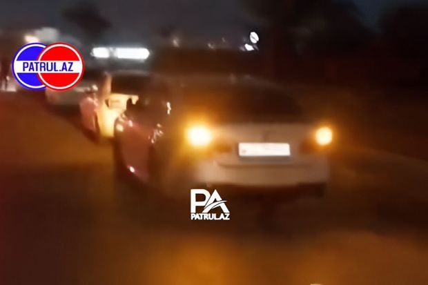 Bakının mərkəzində MƏSULİYYƏTSİZLİK: Çox sayda maşının eyni vaxtda təkəri partladı -     VİDEO