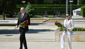 Prezident və birinci xanım faşizm üzərində Qələbə uğrunda həlak olan Azərbaycan övladlarının xatirəsini ehtiramla anıblar -   FOTO - YENİLƏNDİ — foto 2