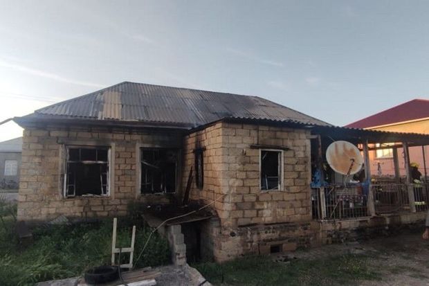 Spirtli içki qəbul edib evini yandırdı