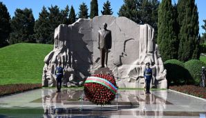 Prezident İlham Əliyev və birinci xanım Mehriban Əliyeva Ulu Öndər Heydər Əliyevin Fəxri xiyabanda məzarını ziyarət ediblər — foto 9
