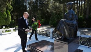 Prezident İlham Əliyev və birinci xanım Mehriban Əliyeva Ulu Öndər Heydər Əliyevin Fəxri xiyabanda məzarını ziyarət ediblər — foto 10