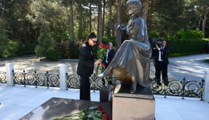 Prezident İlham Əliyev və birinci xanım Mehriban Əliyeva Ulu Öndər Heydər Əliyevin Fəxri xiyabanda məzarını ziyarət ediblər — foto 11