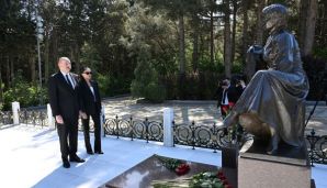 Prezident İlham Əliyev və birinci xanım Mehriban Əliyeva Ulu Öndər Heydər Əliyevin Fəxri xiyabanda məzarını ziyarət ediblər — foto 12
