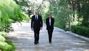 Prezident İlham Əliyev və birinci xanım Mehriban Əliyeva Ulu Öndər Heydər Əliyevin Fəxri xiyabanda məzarını ziyarət ediblər — foto 13