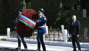Prezident İlham Əliyev və birinci xanım Mehriban Əliyeva Ulu Öndər Heydər Əliyevin Fəxri xiyabanda məzarını ziyarət ediblər — foto 1